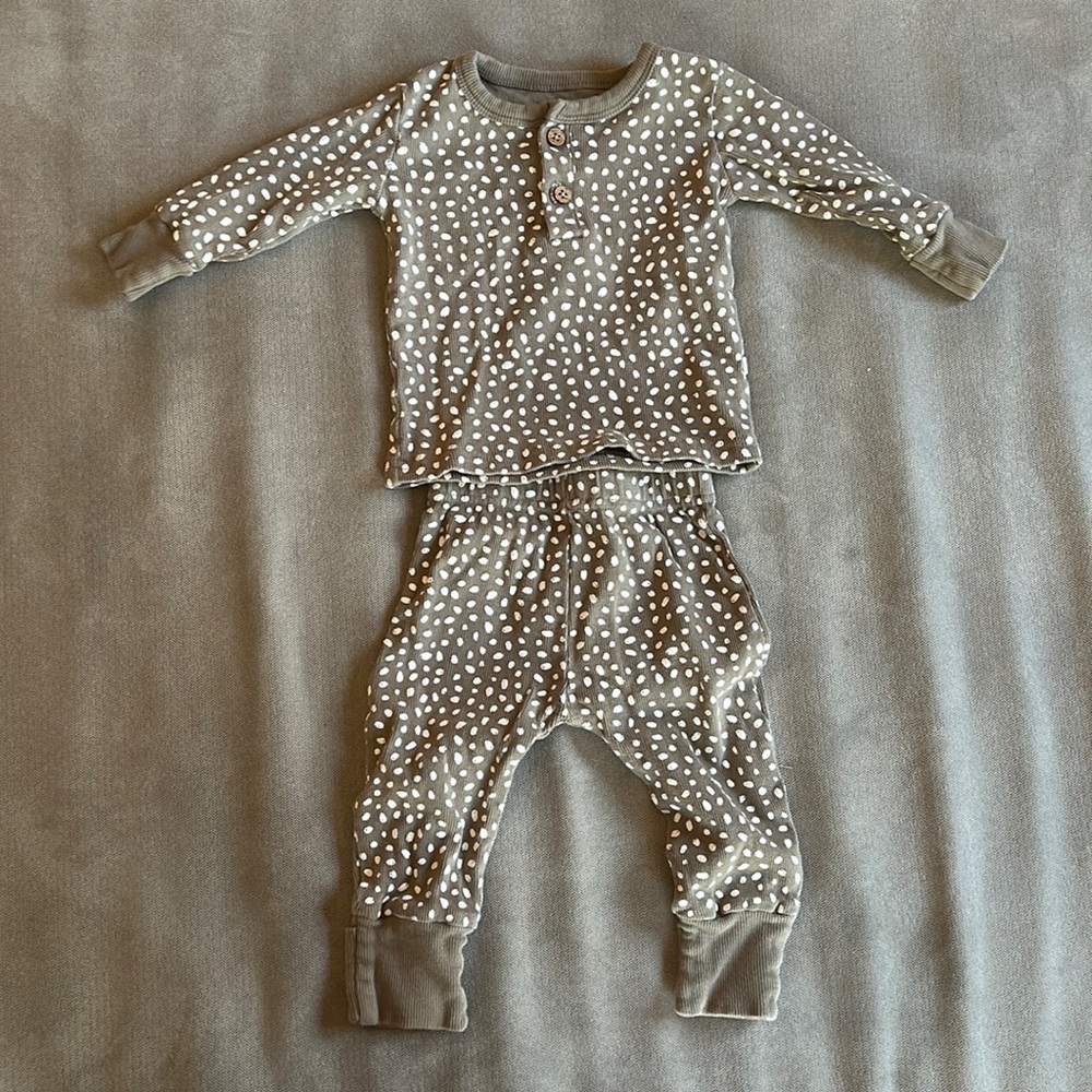 Organic Brand, 6-12 months top and bottom, excellent condition! Worn twice!